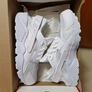 Oanvända Nike Huarache EU44/43 - Helt nya i original låda. Ord.pris ca 1600 kr. Storlek 45 men modellen är 1,5-2 storlekar mindre. Skickas spårbart och försäkrat. OBS accepterar inte bud under 1200 kr. Inga byten