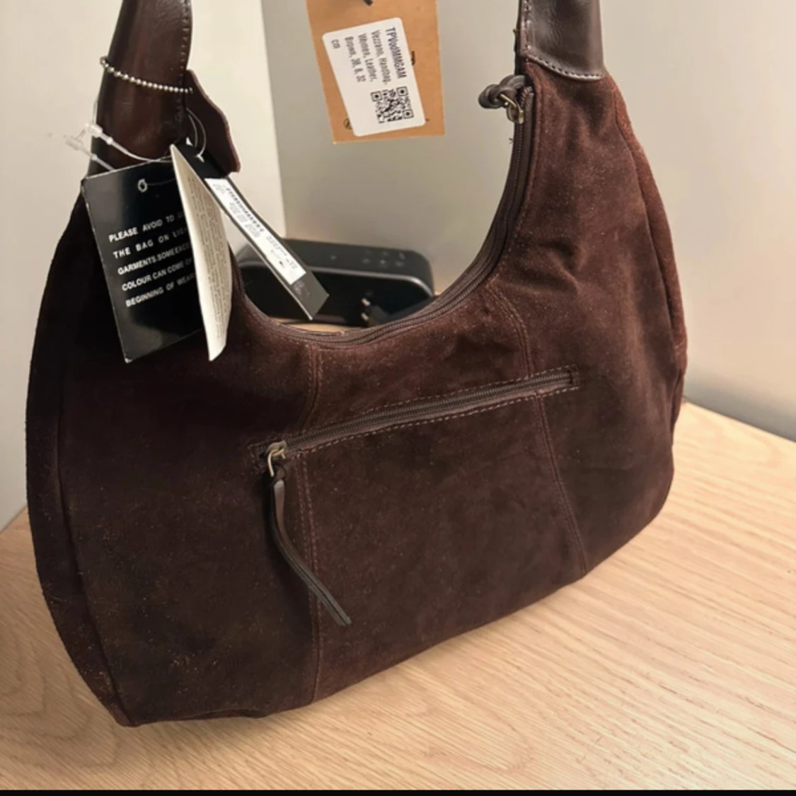 SÖKER- Brun axelväska i mocka med nitar - 1