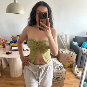 Grön tub topp - - helt oanvänd - perfekt för en resa eller sommaren  - har stretch 