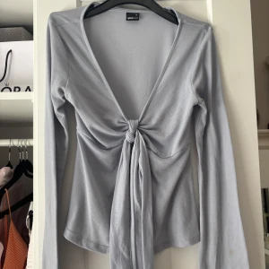 Ljusgrå omlottopp från Gina Tricot - Supersnygg ljusblå tröja  från Gina Tricot. Priset går att diskutera!❤️