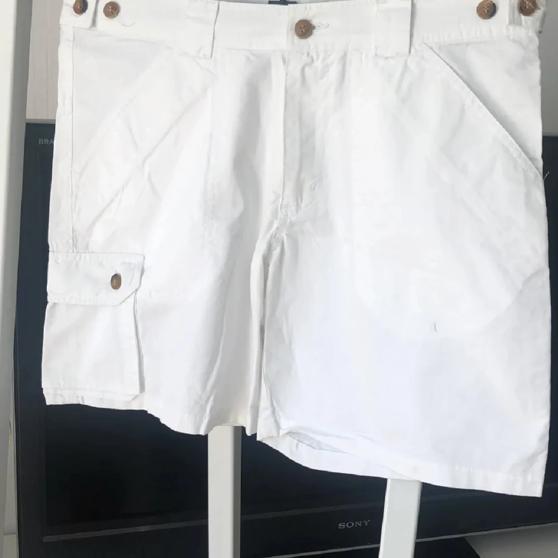 Vita cargo shorts med knappar