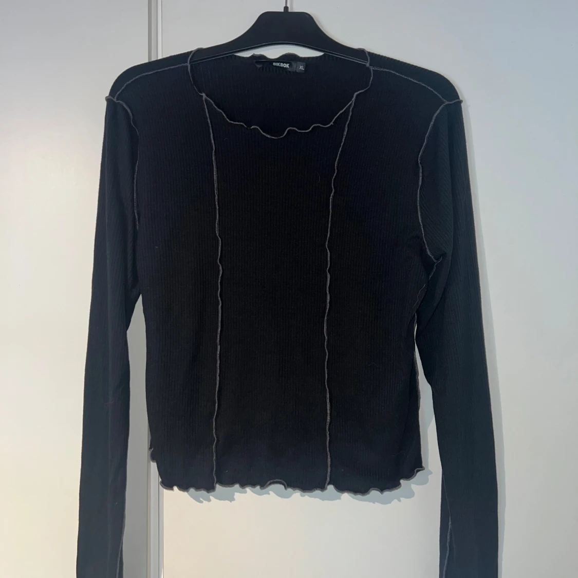 Svart ribbad långärmad tröja BikBok