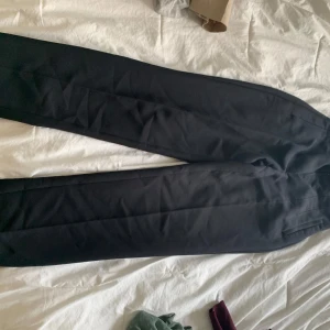 Svarta kostymbyxor från Zara XS - Snygga svarta kostymbyxor från Zara i storlek XS. Byxorna har raka ben och klassisk passform, perfekta för en clean och stilren look. Tillverkade i ett mjukt material som känns bekvämt hela dagen.