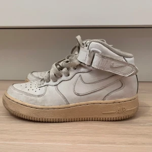 Höga Nike airforces - Höga nike airforces i strl 38 som är special designade (gul sula). Skriv gärna vid frågor!🩷