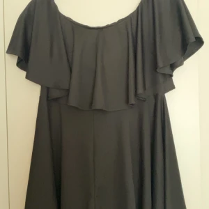 jumpsuit knappt använd - Jumpjuit L och knappt använd. Så bra skick och fin på :) 