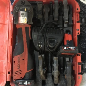 Novopress ACO103BT - Bilden visar en verktygslåda med en batteridriven pressmaskin och tillbehör.