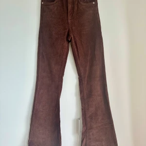Manchesterbyxor - Höga manchesterbyxor med bootcut-modell. Storlek 34 och passar mig som annars har 36