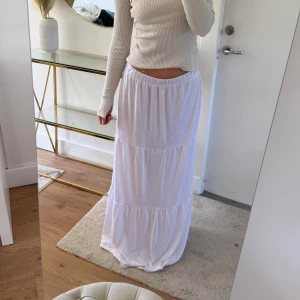 Vit långkjol  - Vit långkjol, okänt märke.