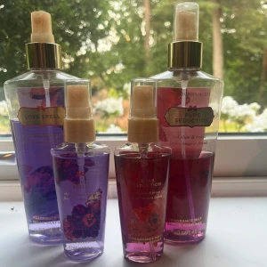 Victoria's Secret Love Spell & Pure Seduction - Fyra body mists från Victoria's Secret: två Love Spell i lila flaska med guldlock och blommigt motiv, och två Pure Seduction i rödrosa flaska med guldlock och blommigt motiv. Doftnoter av körsbärsblom, persika, röd plommon och fresia. Finns i både 250 ml och 60 ml storlekar.