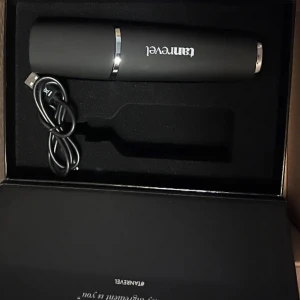 Tanrevel Face Mist-apparat svart pro - Elektrisk face mist-apparat från Tanrevel i matt svart med silverdetaljer och transparent lock. Kommer med USB-laddningskabel och förvaringsbox. Perfekt för att fräscha upp huden med en jämn mist. Smidig och stilren design, enkel att ta med i väskan. Vätska bör köpas till. Förpackning/låda medföljer inte.