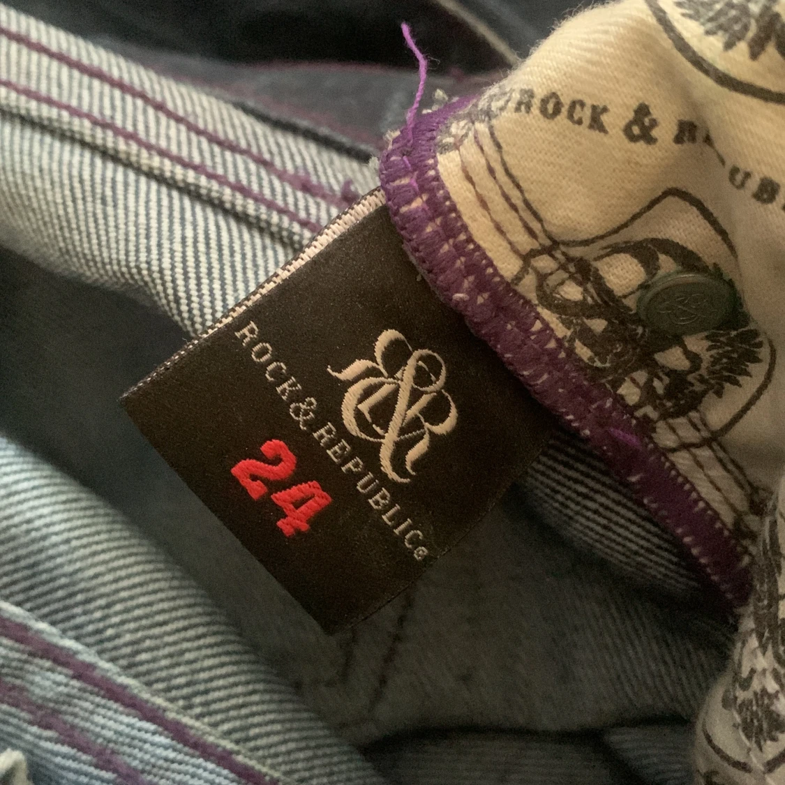 Rock & Republic jeans med lila detaljer - 2