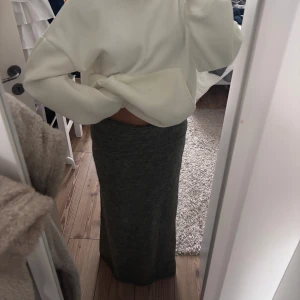 En jättefin stickad långkjol! ✨ - Mörkgrå stickad långkjol med vikt midja. Passar perfekt till hösten eller en kall sommarkväll. Jag var osäker i vilken storlek jag skulle ha, därav har jag en i storlek S och en i Xs 🤍 Jag är 162cm lång, båda storlekarna passar i längden. Endast använd vid provning, lappen hänger kvar 💓