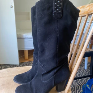 Svarta boots  - Mocka imitation, storlek 39 och är mkt fina 