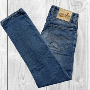 Jacob Cohen Jeans Blå - Stilrena och eftertraktade blå jeans från Jacob Cohen med klassisk femficksdesign och gul patch bak. | Skick: 9/10 | Storlek: 29 | Nypris ca 3000kr💵| Tveka inte att höra av vid funderingar!😇