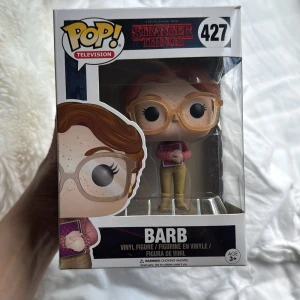 Stranger Things: Barb (POP! Television #427) - Samlarfigur från Stranger Things! Barb i klassisk Funko POP!-stil, perfekt för fans av serien. Cool design och snygg förpackning – ett måste för dig som älskar popkultur och unika prylar. Pris kan diskuteras!