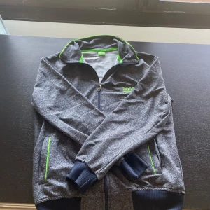 Hugo Boss zip - Tja! Säljer denna fräscha Hugo Boss zip tröjan som jag köpte för ett år sedan men vuxit ur den lite. Storlek M