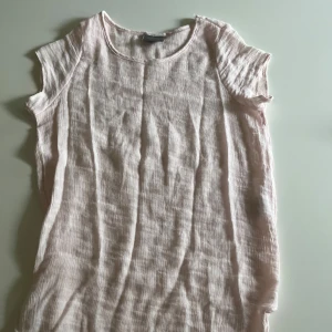 Ljusrosa topp från Vero Moda XS - Supersöt ljusrosa topp från Vero Moda i storlek XS. Den här längre ärmar än vad som visas på bild. Den är smått genomskinlig som visas på bild 2. Jätteskön och luftig🩷🩷