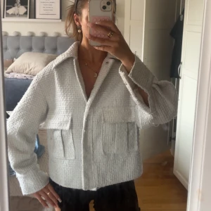 Vit kort jacka  - Säljer en jättefin vit höst jacka som är jätte gosig och fin till hösten från Gina. Passar både xs o s