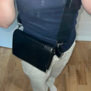 liten väska från carin vester - liten väska från märket Carin Wester, ser liten ut men man får plats med massor! 