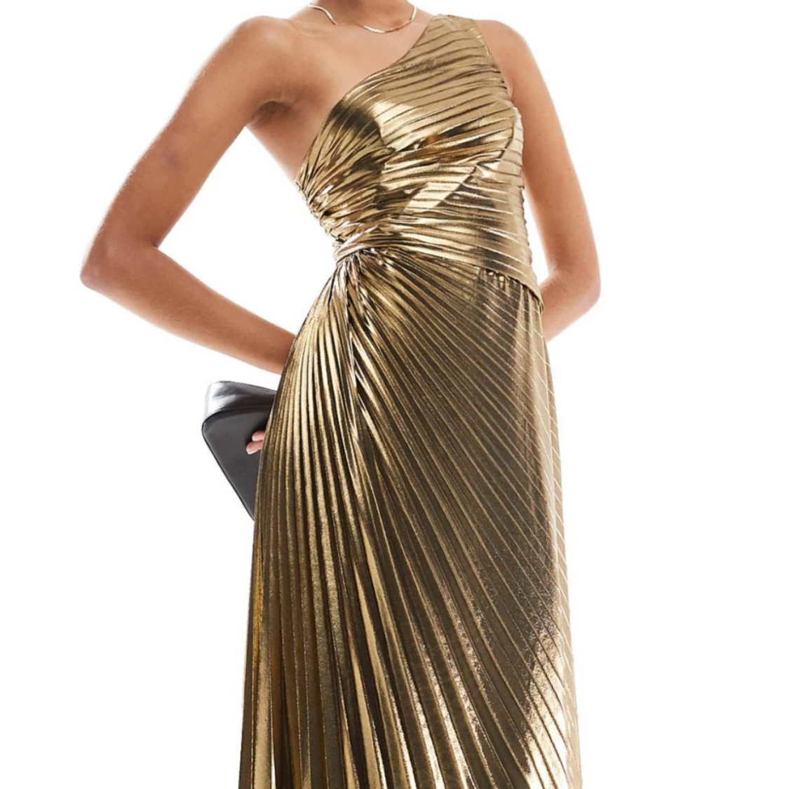 Guldfärgad enaxlad maxiklänning med rosett