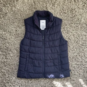 Gap väst  - Säljer denna rikigt feta gap västen som är perfekt nu inför våren å sommarn!⭐️ Skick : NYSKICK🙌 Storlek S passar S!🤝 Hör gärna av er om ni har funderingar!👍