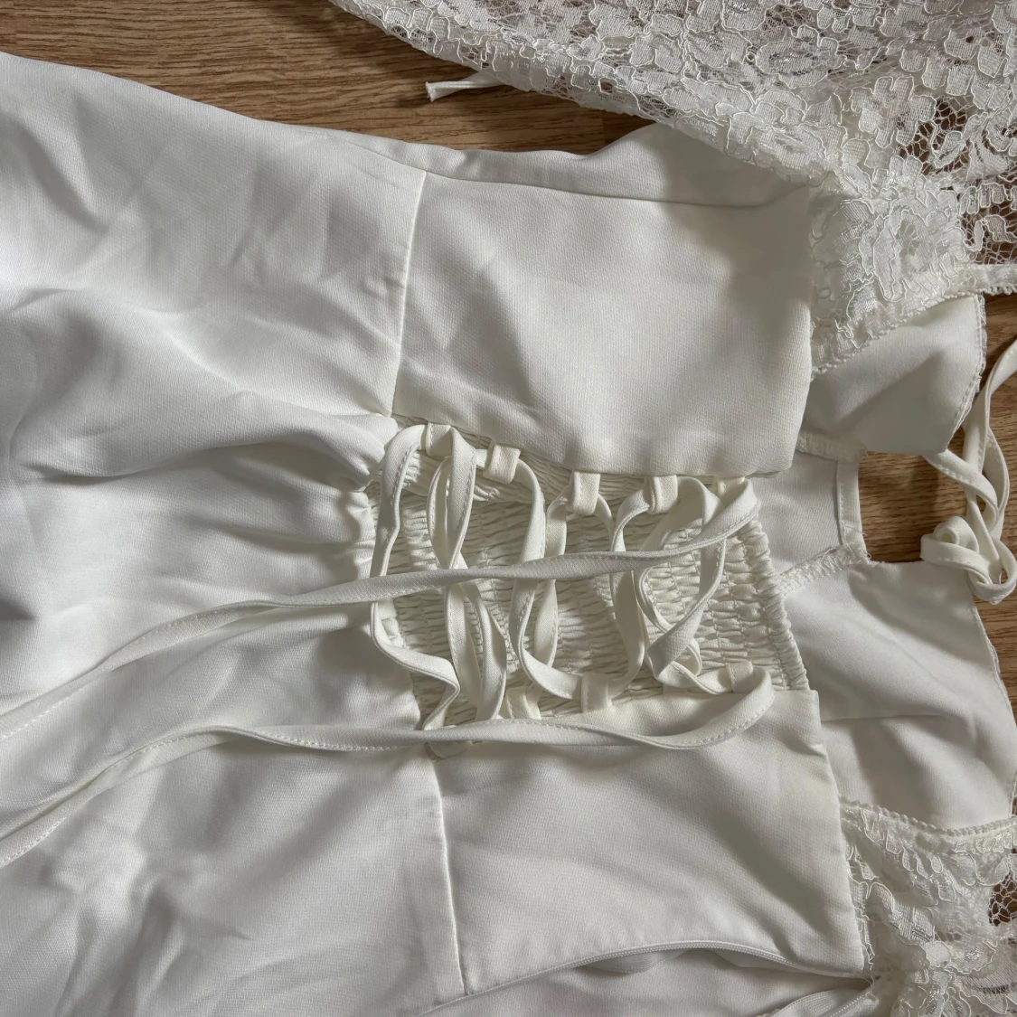 Vit klänning med spetsdetaljer