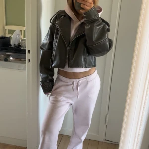 Zara skinn jacka  - Super snygg jacka från zara ,köpt i Oslo för 699kr   bältet är borta men den är super snygg ändå . Passar till alla årstider och tillfällen!🩷