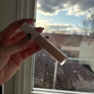 Concealer från Fenty Beauty - Säljer en concealer från Fenty Beauty i nyansen 230. Den kommer i en smidig tub med vit kork och är perfekt för att täcka ojämnheter och ge en jämn hudton.