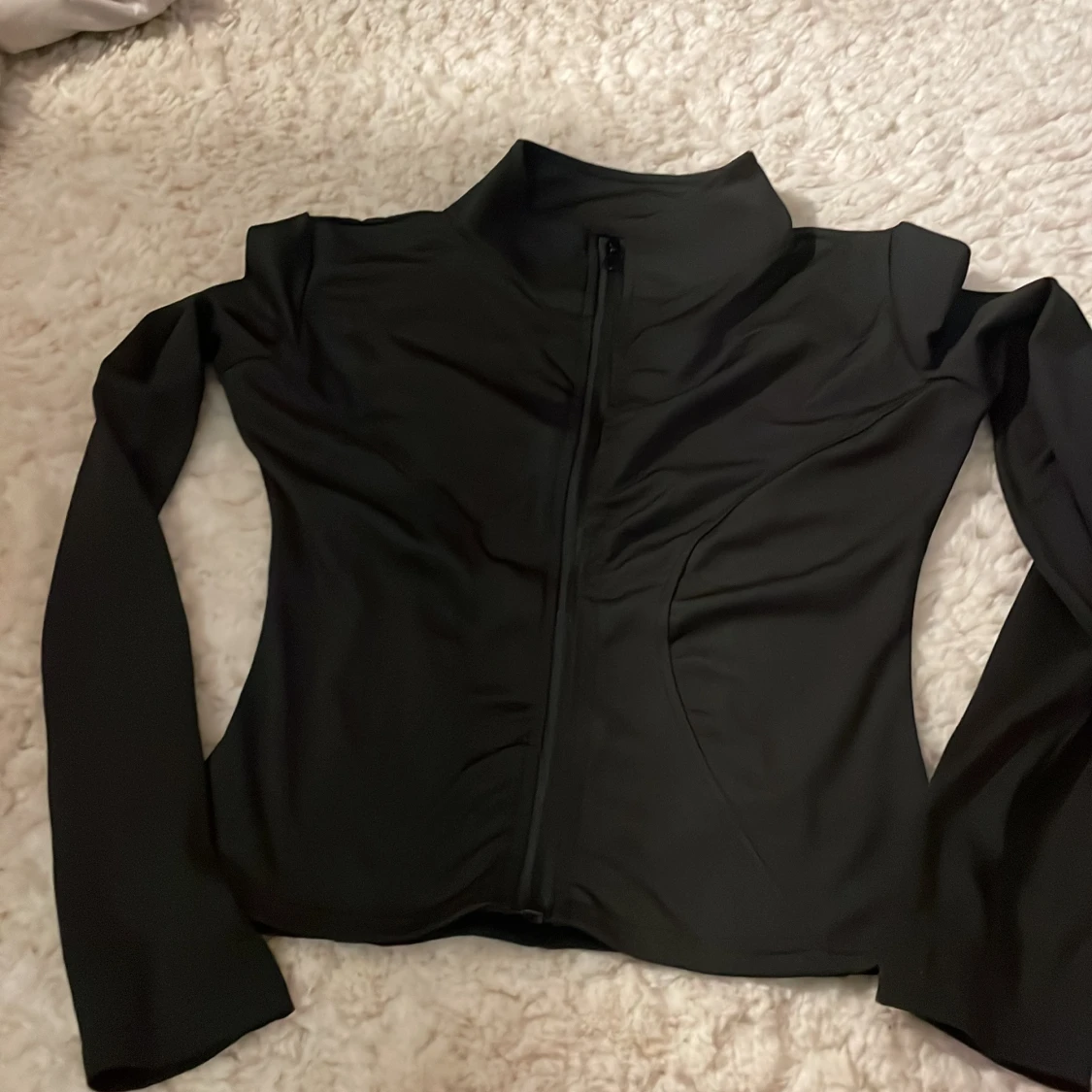 Svart jacka med dragkedja