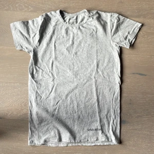 Grå t-shirt från Lyle & Scott - Säljer en stilren grå t-shirt från Lyle & Scott. Den är tillverkad i en mjuk bomullsblandning med 5% elastan för extra komfort. Perfekt för en avslappnad look. Hör av er vid minsta fråga!✅✅