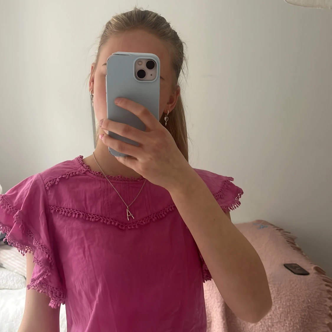 Rosa blus med volangdetaljer - 1