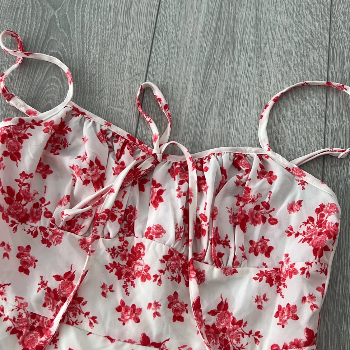 Vit och röd blommig klänning - 1