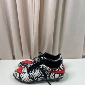 Nike fotbollsskor  - Nike Hypervenom ”Ousadia Alegria”.                                 Storlek: 42                                                                         