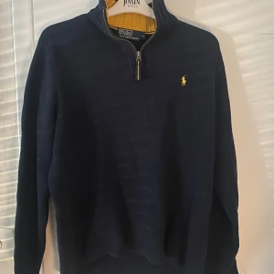 Ralph Lauren half zip  - Säljer den jätte fina tröjan som är i super fint skick och har inga problem 