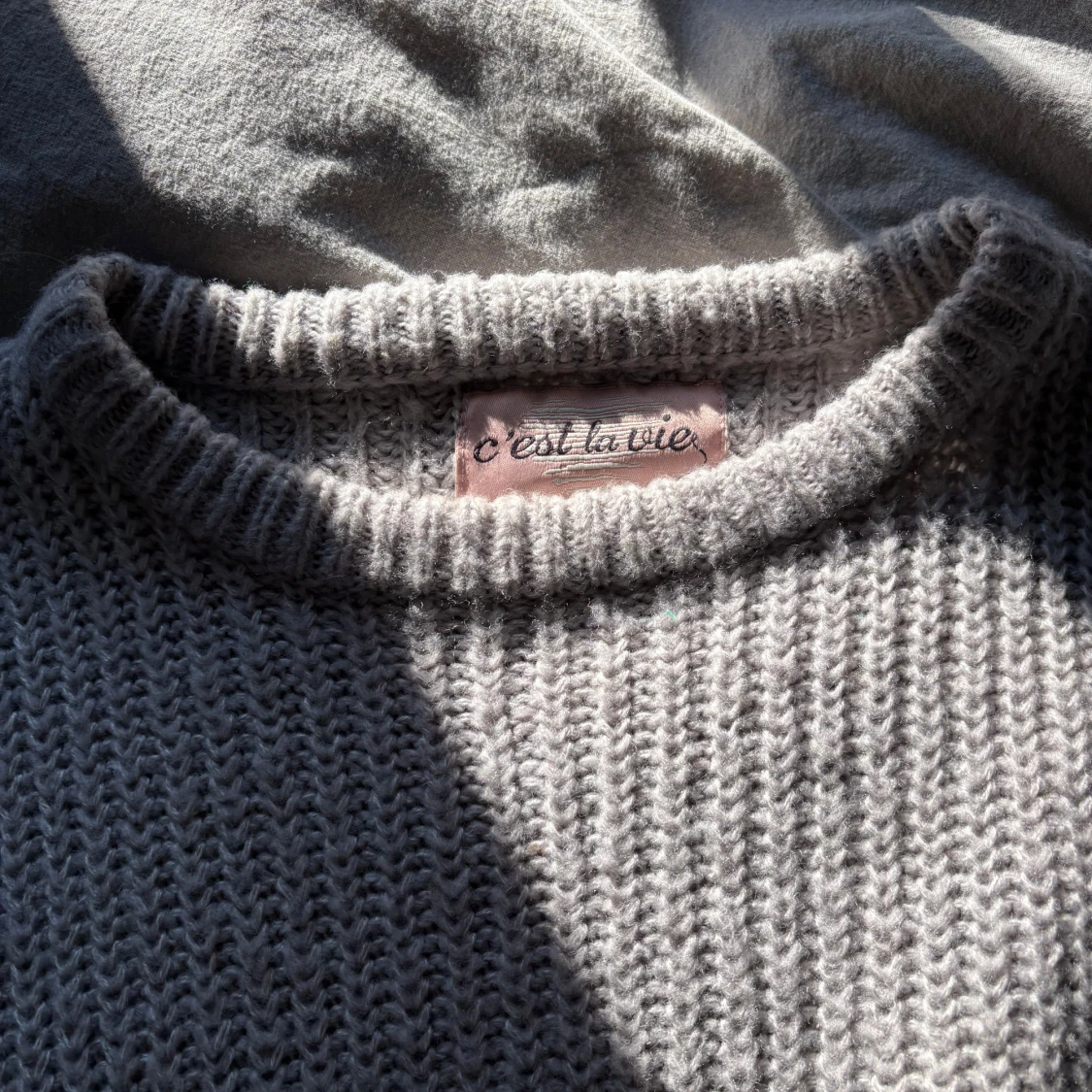 Grå stickad klänning från C'est la vie - 3