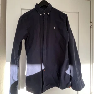 Morris skjorta  - Morris skjorta i riktigt fint skick! Hör av dig vid frågor. Storlek S men passar M 