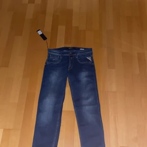 Replay Anbass jeans nya  - Helt nya Replay jeans Anbass i slim fit 👖 mörk blå i storleken 30/32.Skicket är i nytt skick då produkten är ny och tagsen följer även med. Retail ligger runt 1200kr. Varan har inte ett något tecken på användning. Hör av er vid fler bilder och mer information gällande varan.  Priset kan diskuteras. Hör av er vid minsta lilla funderingar. 