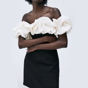 svart klänning med puff - Skitsnygg slutsåld klänning från hm! Är i helt nytt skick och är aldrig använd💞