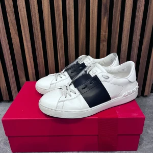 Valentino Open - Hej! Säljer nu dessa valentino open då dem inte används något mer, dustbag och låda ingår. Ställ gärna frågor om du undrar något!🙌