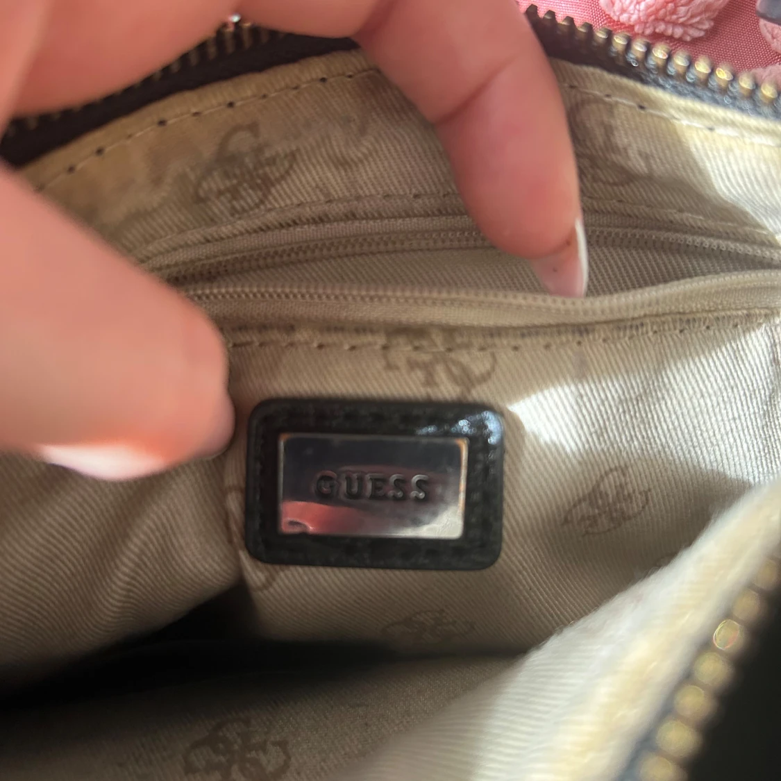 Svart axelväska med stjärndetaljer från Guess - 3