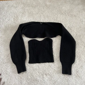 Svart ribbad topp med bolero från Shein - Säljer en svart ribbad topp med matchande bolero från Shein. Toppen har en hjärtformad urringning och boleron har långa ärmar. Perfekt för en vanlig middag. 🖤