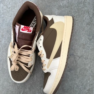 Air Jordan 1 Retro Low OG SP Travis Scott  - Hej. Säljer dessa feta skor, helt nya oanvända. OBS fler bilder kan skickas,