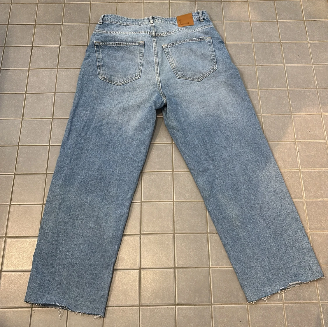 Blå jeans med rak passform - 2