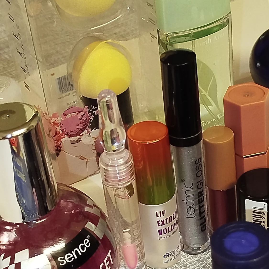 Stor samling av smink och skönhetsprodukter - 1