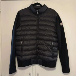 Svart pufferjacka  Moncler - Säljer min min moncler cardigan som inte kommer längre till användning och den är i storlek S men passar samtidigt som en M,  DEN ÄR äkta.