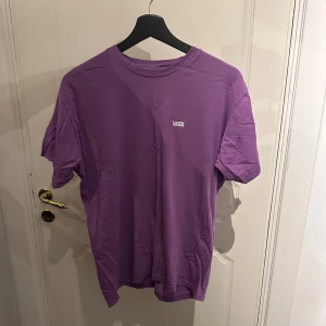 Lila t-shirt från Vans - Säljer en snygg lila t-shirt från Vans. Bra skick