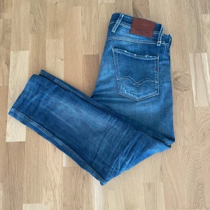 Replay anbass 31-32 - Replay anbass aged 05 jeans! Sitter bra och inga fel förutom de slitningar som syns! Jag har storlek 32 och de sitter bra på mig!