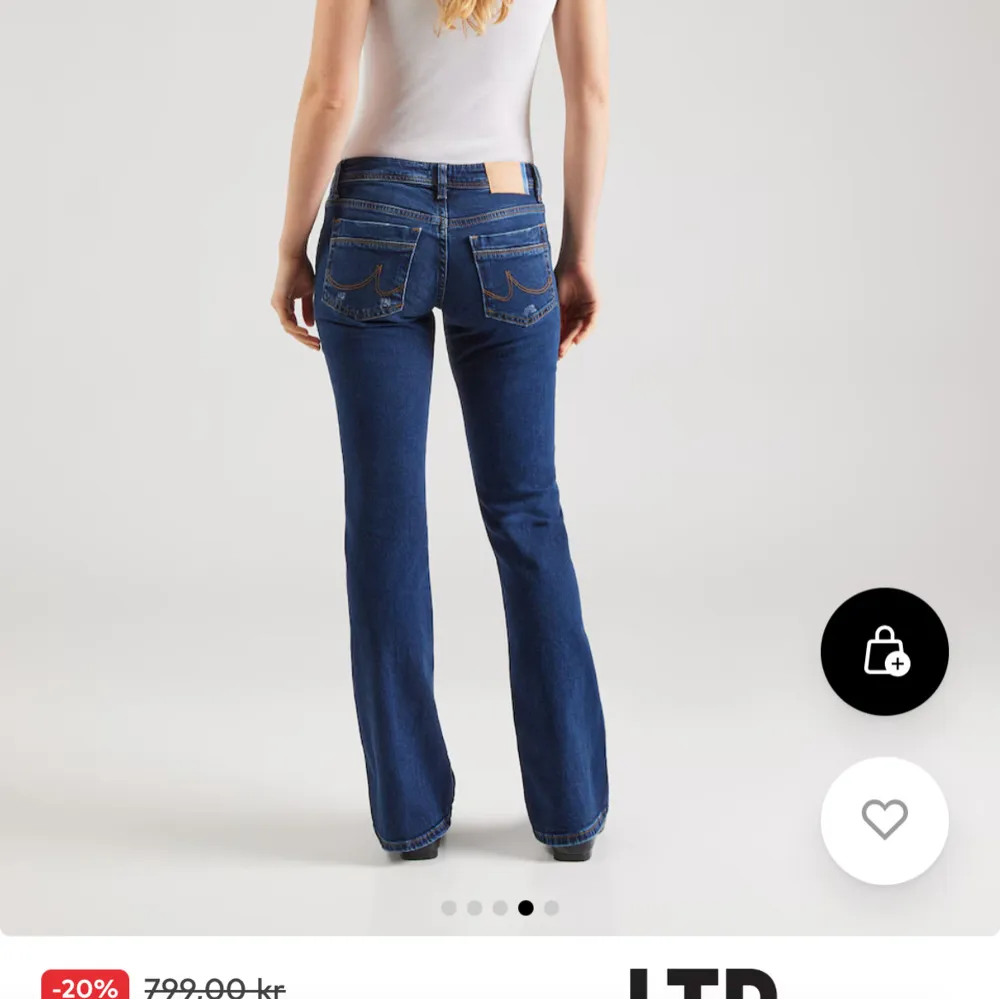 säljer ett par snygga mörkblå ltb jeans, low waist och bootcut💞. Farkut & Housut.