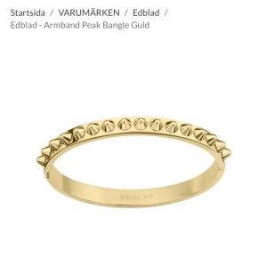 Armband Peak Bangle Guld från Edblad - Snyggt och trendigt guldarmband från Edblad med nitar på ovansidan. Perfekt för att klä upp en outfit. Säljer då jag använder silver och inte guld. Köpt för 600 säljer för 300! 