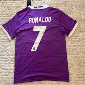 Ronaldo Vintage Real Madrid  - Helt ny Ronaldo tröja med prislapp, helt oanvänd.